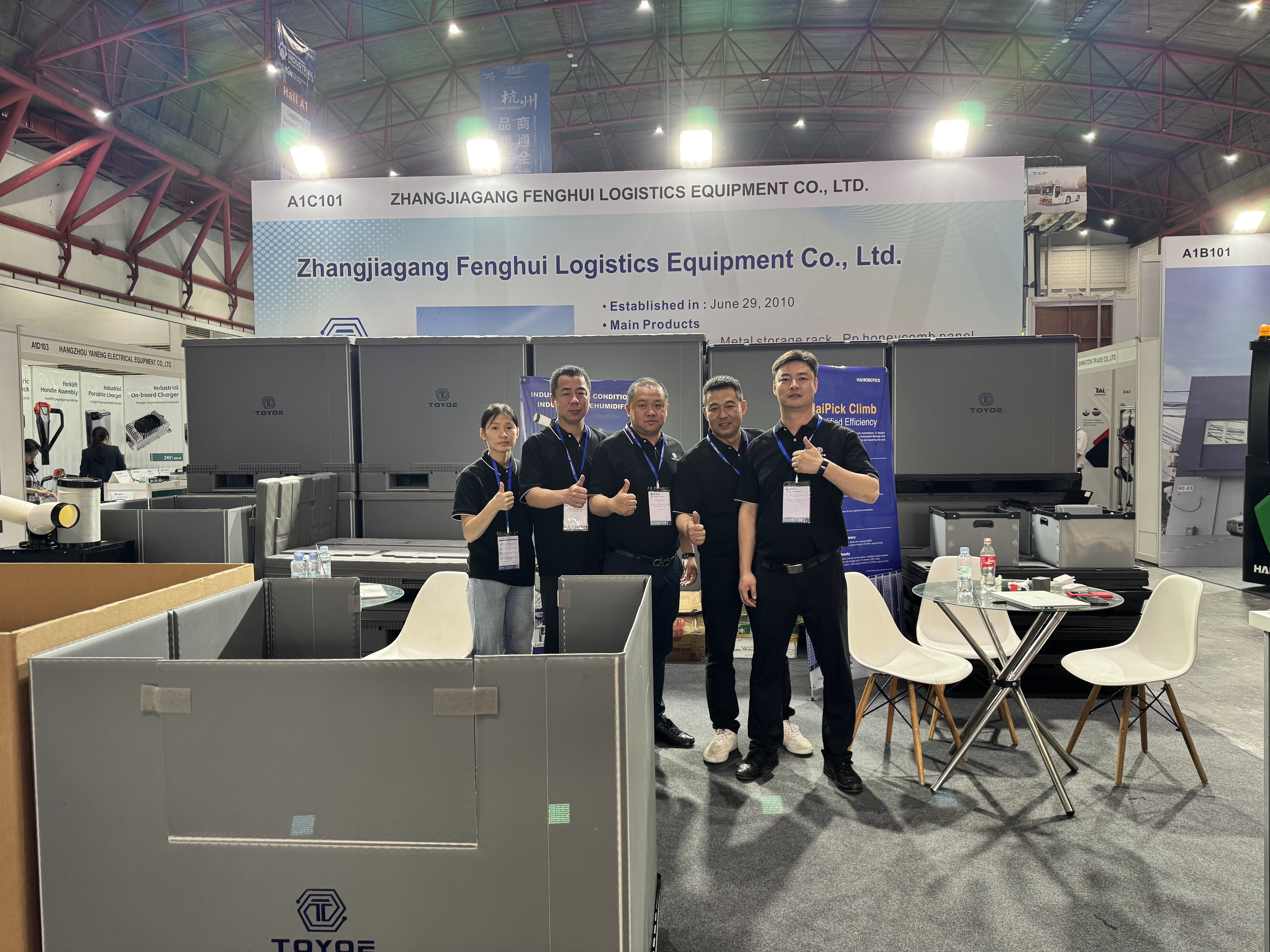 صورة جماعية في المعرض