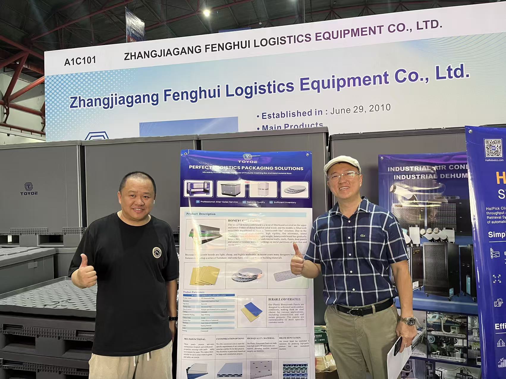 صورة جماعية في المعرض