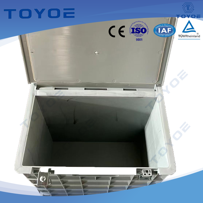 مربع HDPE مع غطاء للنقل الآمن.