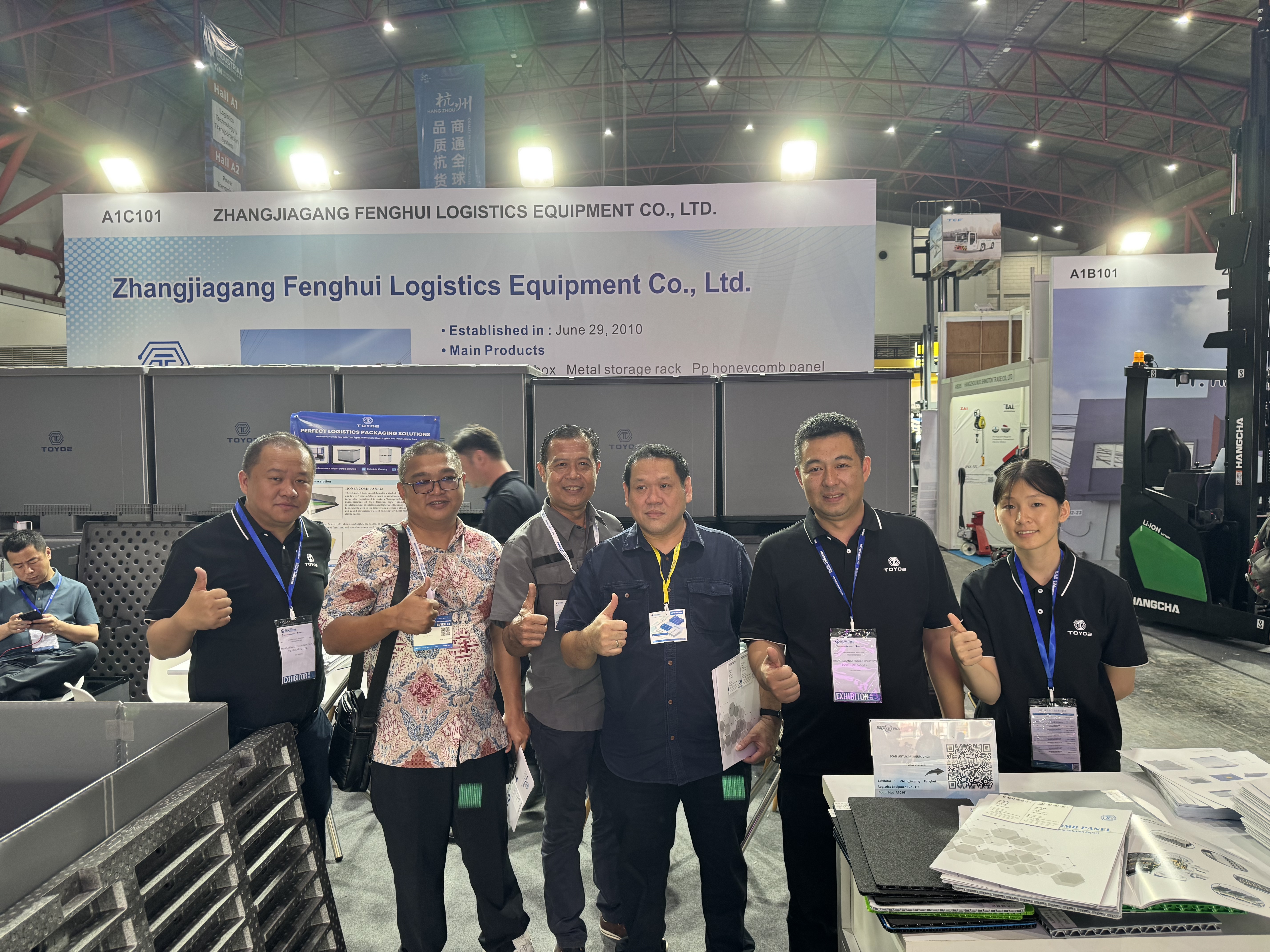 صورة جماعية في المعرض