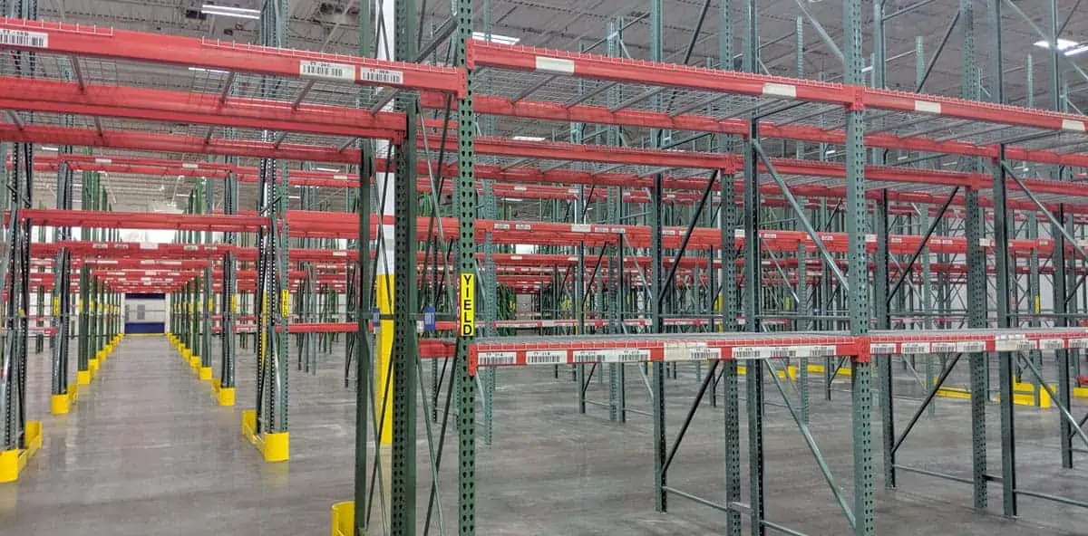 من السهل الوصول إلى الرف الانتقائي وتكوينه.