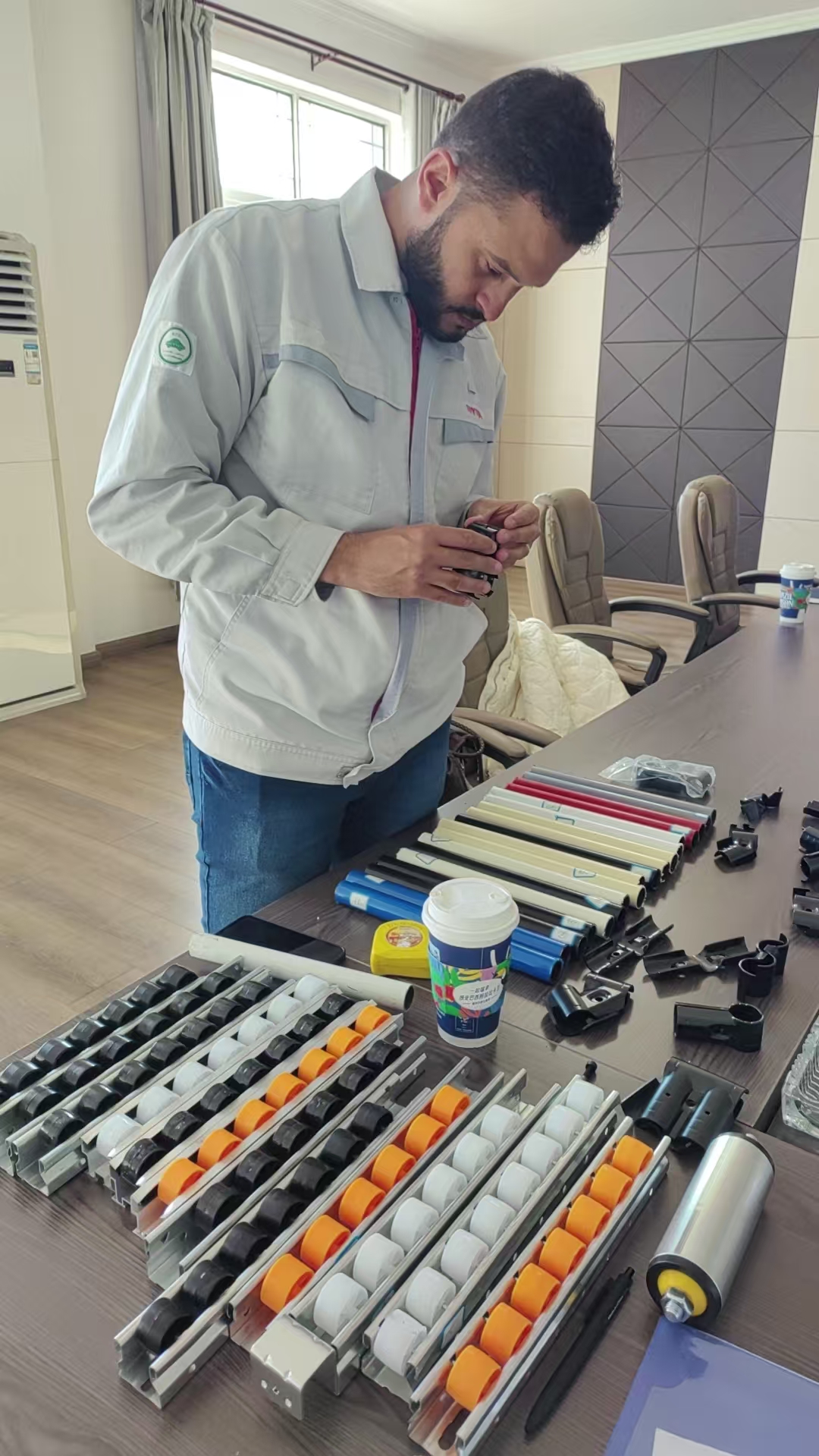 يقوم العميل بفحص أجزاء معدات التعبئة والتغليف