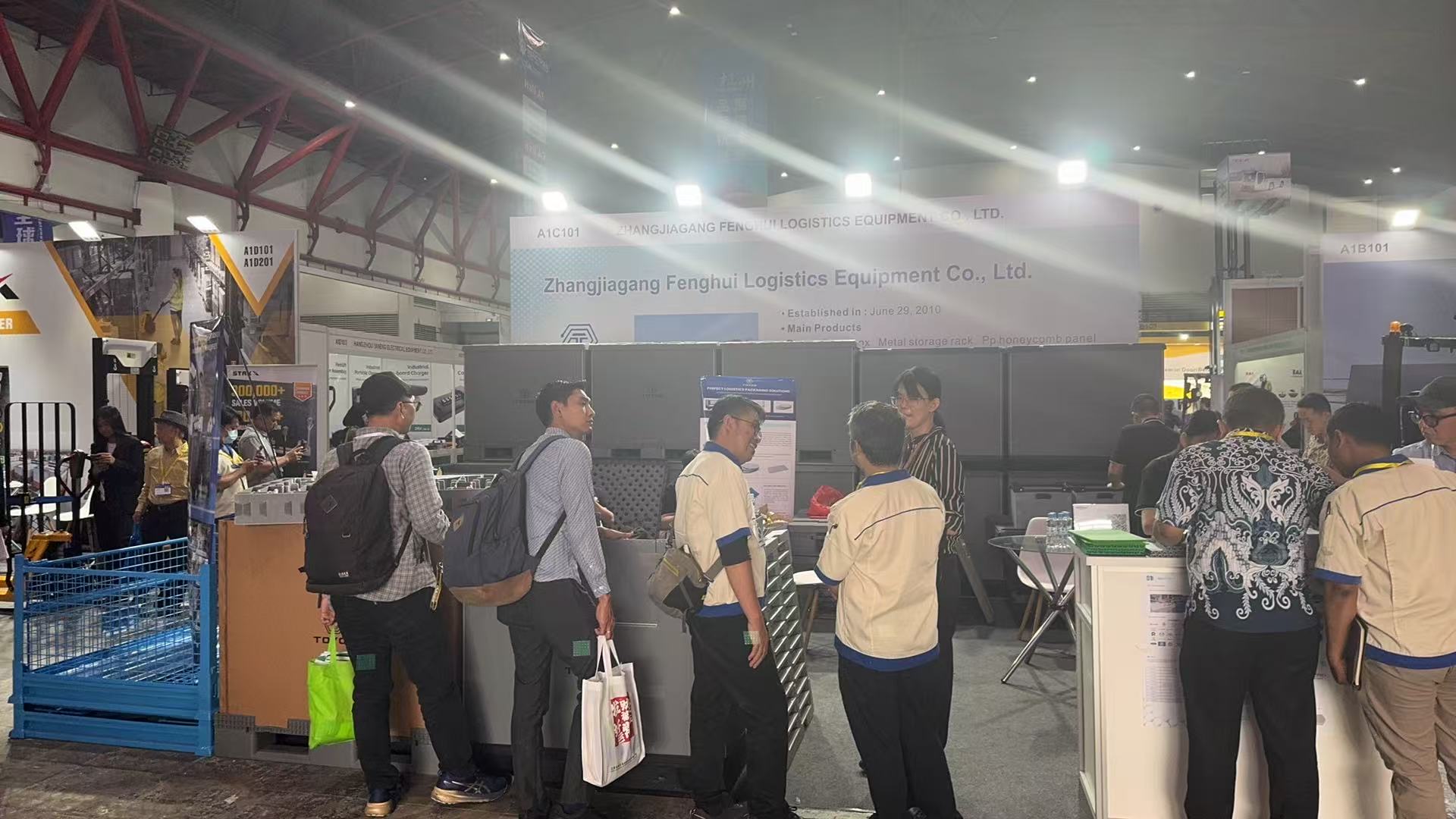 صورة جماعية لعملاء المعرض