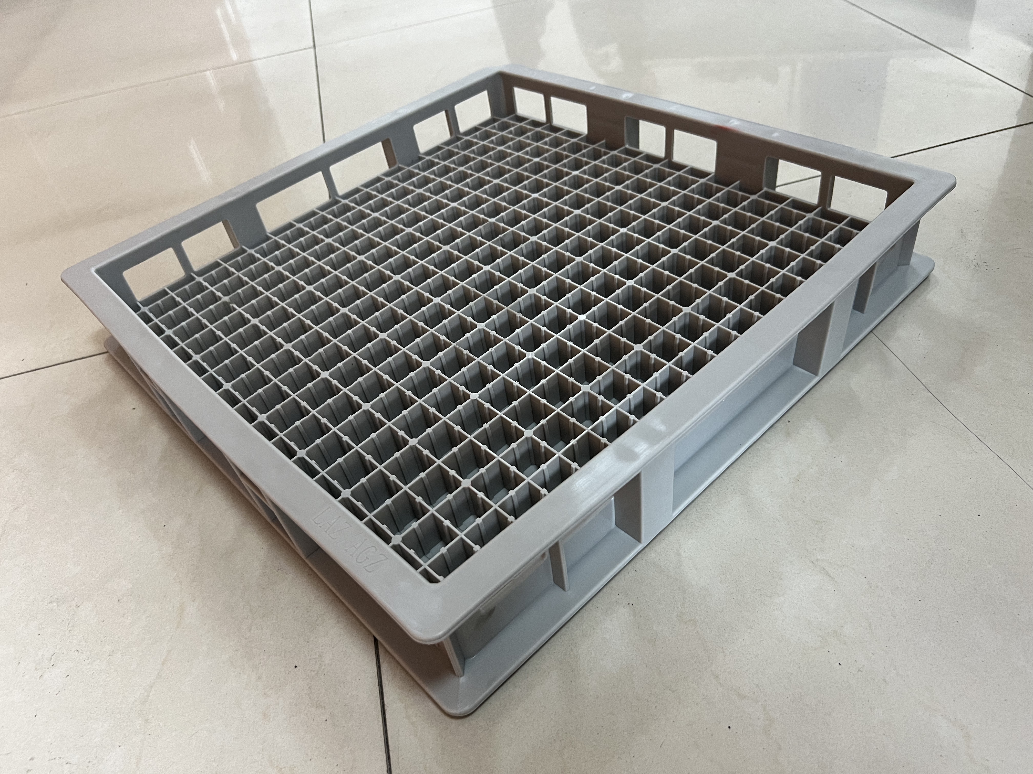 حاوية مصبوبة بالحقن